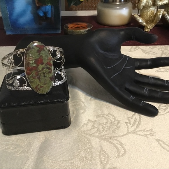🌹HOST PICK🌹- BLOODSTONE LARGE STONE SILVER PLATED BRACELET - Picture 3 of 5